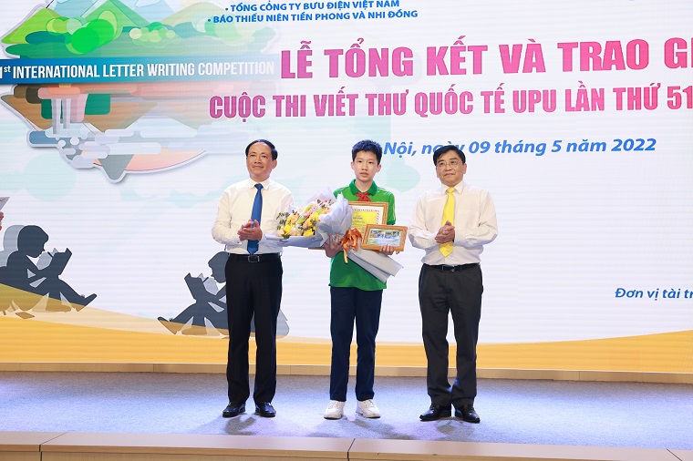 Thứ trưởng Bộ TT&TT Phạm Anh Tuấn và Chủ tịch HĐTV Tổng công ty Bưu điện Việt Nam (BĐVN) Nguyễn Hải Thanh trao giải Nhất cho em Nguyễn Bình Nguyên.