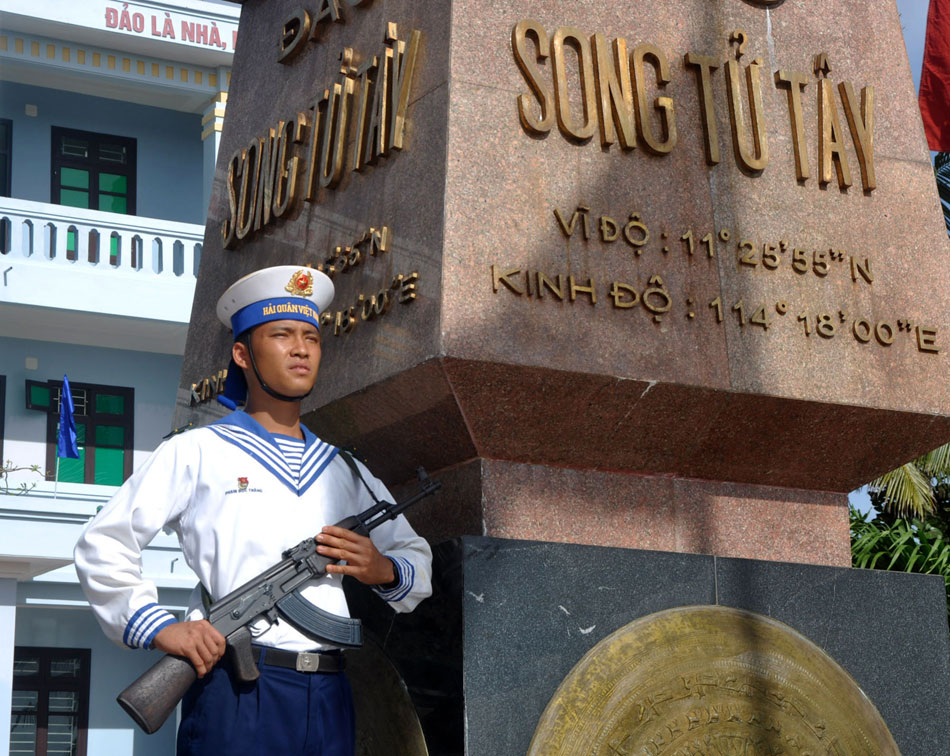 Chiến sĩ Phạm Đức Thắng (quê Vĩnh Nguyên, Nha Trang, Khánh Hòa) vừa tròn 20 tuổi, đứng gác bên cột mốc chủ quyền đảo Song Tử Tây